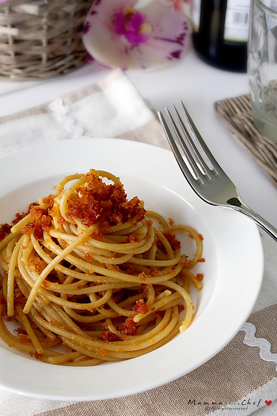 Spaghetti con mollica di pane e pomodori secchi